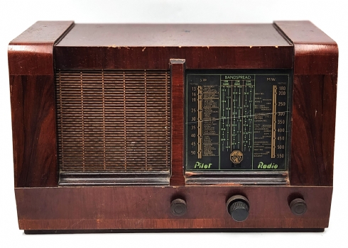 מקלט רדיו אנגלי ישן, תוצרת 'Pilot Radio', עשוי עץ, מצב בהתאם לגיל