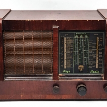 מקלט רדיו אנגלי ישן, תוצרת 'Pilot Radio', עשוי עץ, מצב בהתאם לגיל