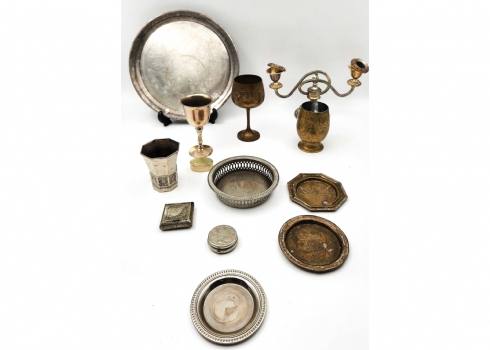 לוט של 12 פרטי מתכת ישנים שונים ויצרנים שונים, חלכם מצופים כסף וחתומים