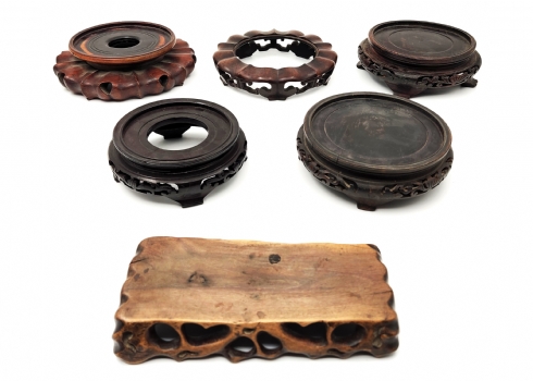 לוט של 6 מעמדים סינים ישנים לחפצי נוי ואגרטלים (רק המעמדים) עשויים עץ