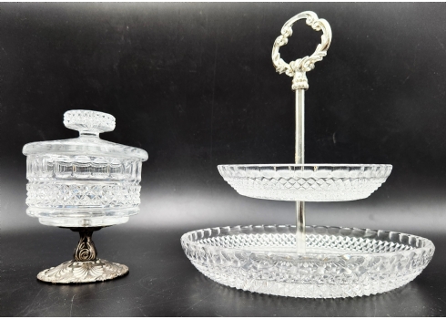 לוט של 2 פרטי זכוכית ישנים, שונים, בעלי התקני מתכת, כולל כלי לסוכר, ומעמד