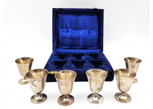 סט הודי ישן הכולל 6 כוסיות משקה עשויות מתכת מצופה כסף, נתון בקופסה מהודרת