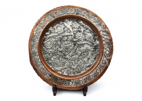 צלחת פרסית ישנה ויפה, עשויה נחושת מרוקעת בעבודת יד, מצופה חלקית בבדיל