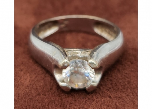 טבעת ישנה עשויה זהב לבן 14 קארט (חתומה) משובצת זירקוניה קובית
