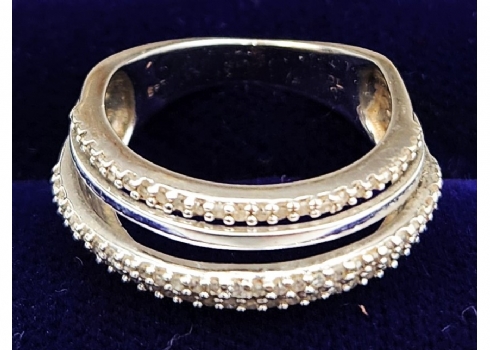 טבעת עשויה זהב לבן 14 קארט (חתום) משובצת זירקוניה קובית, משקל כולל: 4.35 גרם