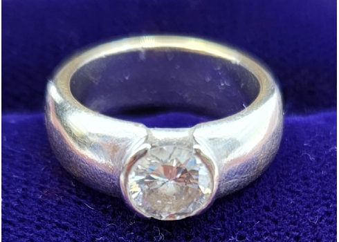 טבעת עשויה זהב לבן 18 קארט, משובצת יהלום במשקל של כ: 1 קארט, חתום