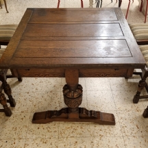 מערכת ריהוט עתיקה לחדר אוכל, כוללת שולחן אוכל עם שתי הגדלות ו-6 כיסאות