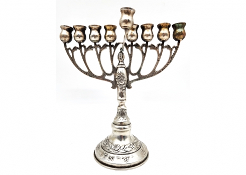 חנוכיה ישראלית ישנה מתוצרת חברת 'הצורפים' (חתום: Hazorfim), עשויה כסף, משקל: 95