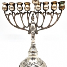 חנוכיה ישראלית ישנה מתוצרת חברת 'הצורפים' (חתום: Hazorfim), עשויה כסף, משקל: 95