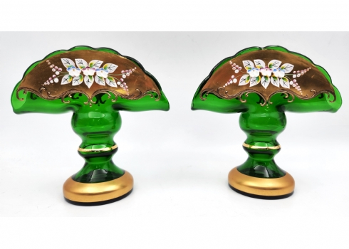 זוג כלי זכוכית צ'כים למפיות, עשויים זכוכית אמרלד ירוקה ומעוטרים בפרחי אמייל