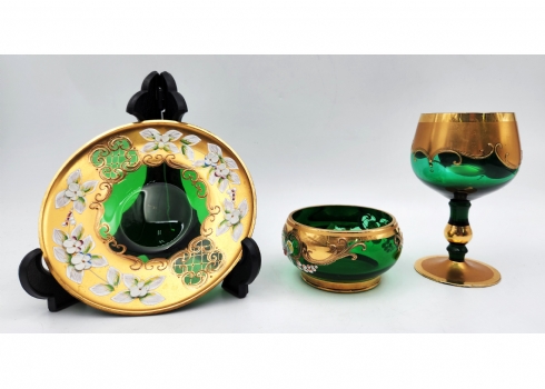 לוט הכולל גביע, כלי ותחתית תואמת, עשויים זכוכית אמרלד ירוקה ומעוטרים בפרחי אמייל