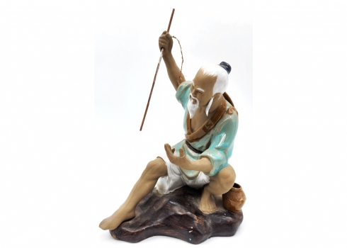 פסל קרמיקה סיני מתוצרת שיוואן (Shiwan ware) בדמות דייג, עשוי חימר מעוטר בזיגוג