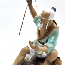 פסל קרמיקה סיני מתוצרת שיוואן (Shiwan ware) בדמות דייג, עשוי חימר מעוטר בזיגוג