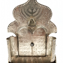 חנוכייה מרוקאית ישנה ויפה עשויה מתכת מרוקעת בעבודת יד אמן ומצופה כסף