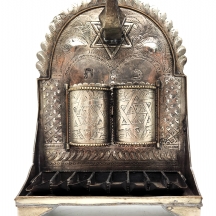 חנוכייה מרוקאית ישנה ויפה עשויה מתכת מרוקעת בעבודת יד אמן ומצופה כסף
