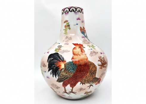כד פורצלן סיני גדול ובולבוסי, מעוטר בציור יד בדגם תרנגול ותרנגולת באמייל ובזהב