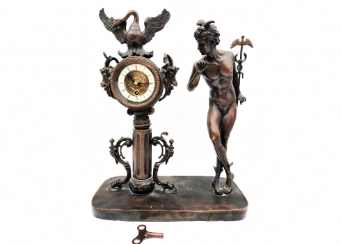שעון קמין מרשים בסגנון אמפיר צרפתי, עשוי מתכת, מעוטר בדמותו של הרמס שליח האלים