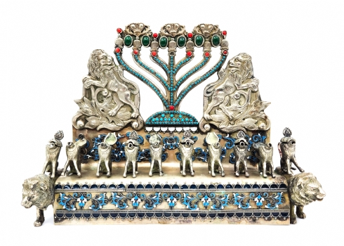 חנוכייה מרשימה מאד עשויה 'כסף נמוך', מעוטרת אמייל צבעוני, בדמות אריות מפוסלים