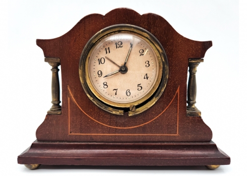 שעון שולחני ישן בסגנון עתיק עשוי עץ, מתכת וזכוכית
