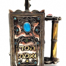 קופת צדקה דקורטיבית בסגנון טורקמני, עשויה מתכת מצופה כסף ומשובצת אבנים צבעוניות