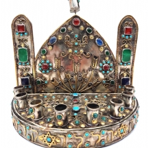חנוכייה דקורטיבית יפה ומרשימה בסגנון טורקמני, עשויה מתכת מצופה כסף ומשובצת אבנים