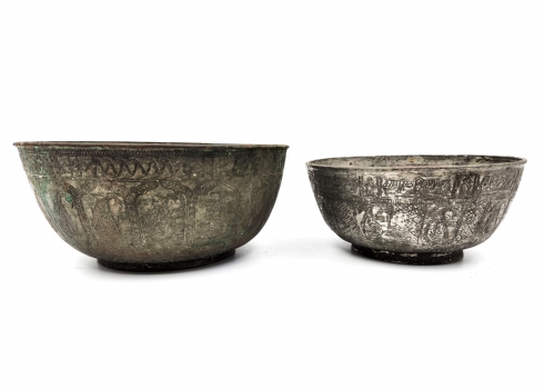 לוט של 2 קערות נחושת פרסיות ישנות מעוטרות בעבודת יד ומצופות בבדיל