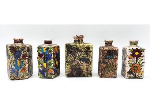 לוט של 5 בקבוקי קרמיקה פרסית ישנים, מעוטרים ציורי יד