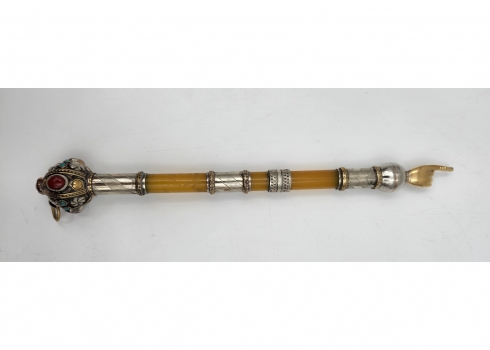 אצבע לספר תורה בסגנון טורקמני, עשויה מתכת מצופה כסף, חומר יצוק בגוון ירוק ואבנים