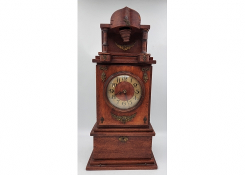 שעון עתיק עשוי עץ, פגם קטן בחזיתו (מצולם) המנגנון המקורי חסר, עבר הסבה לבטרייה