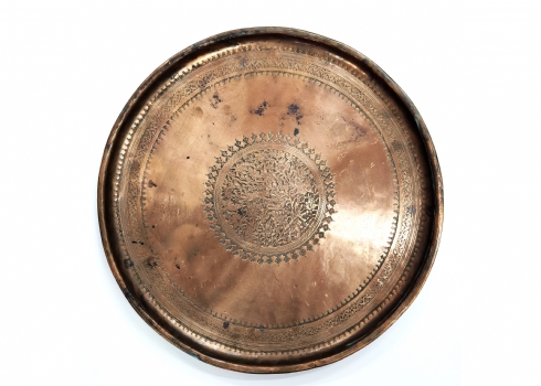 מגש פרסי עתיק מהמאה ה-18, מתקופת השושלת האפשארית, עשוי נחושת