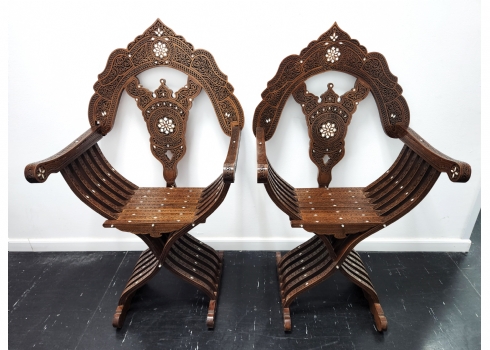 זוג כיסאות סבונרולה (Savonarola chair -  נקראים גם curule chair ) אסלאמיים ישנים