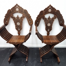 זוג כיסאות סבונרולה (Savonarola chair -  נקראים גם curule chair ) אסלאמיים ישנים