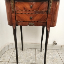רהיט עתיק עשוי עץ, מעוטר בפורניר בשיבוץ 'מרקטרי' (Marquetry), בן כמאה שנה