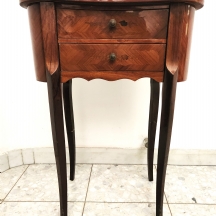 רהיט עשוי עץ, מעוטר בפורניר בשיבוץ 'מרקטרי' (Marquetry), בן כשבעים שנה