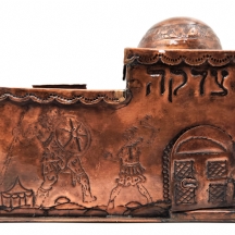 קופת צדקה ישנה בצורת 'קבר רחל', עשויה נחושת מרוקעת