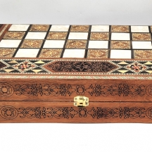 קופסת שש בש סורית יפה, עשויה עץ ומעוטרת בשיבוץ מסוג 'קאטם קארי (Khatam Kari)