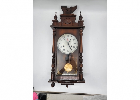 שעון אורלוגין ישן בסגנון עתיק עשוי עץ, מעוטר בראשו נשר מפוסל, לא נבדק מצב עבודה