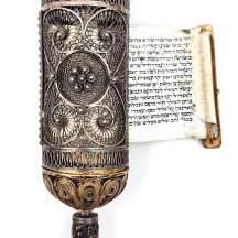 מגילת אסתר עתיקה, נתונה בתוך בית מגילה עשוי כסף בעבודת פיליגראן עדינה ואיכותית