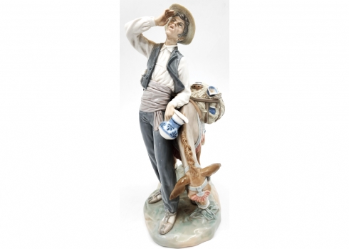 פסל פורצלן ספרדי מתוצרת: 'ידרו' (Lladro), בדמות רוכל כלי פורצלן וחמור, מעוטר