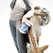 פסל פורצלן ספרדי מתוצרת: 'ידרו' (Lladro), בדמות רוכל כלי פורצלן וחמור, מעוטר