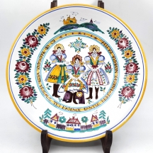 צלחת צ'כית לקישוט, עשויה קרמיקה, מתוצרת 'Tupesy Ceramic', מעוטרת בעבודת יד