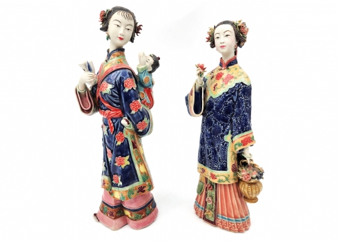 זוג פסלי קרמיקה סיניים דקורטיביים בדמות נערות ארמון, מעוטרים באמייל, עבודה עדינה