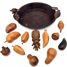 לוט של 13 פריטים, הכולל מגש נחושת צרפתי תוצרת Côté Table, ו12 קישוטי עץ בצורת פי