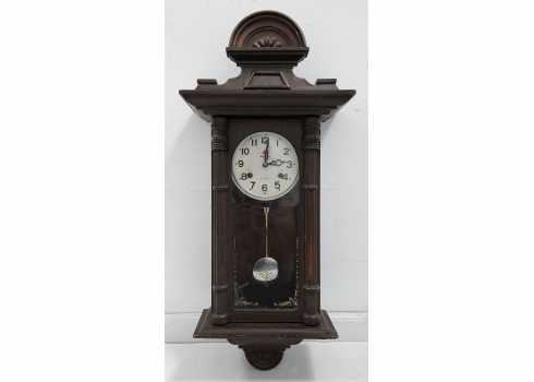 שעון קיר (אורלוגין) ישן עשוי עץ, כולל מפתח ומטוטלת, לא נבדק מצב עבודה