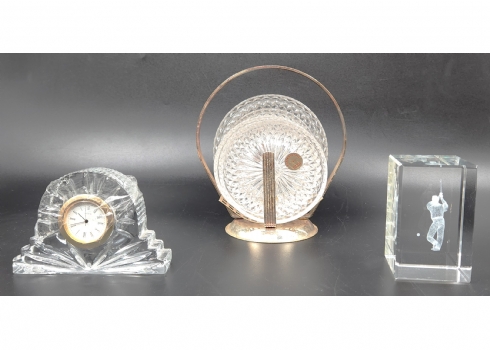 לוט של 3 חפצי זכוכית וקריסטל, הכולל סט תחתיות גרמני, שעון שולחני קישוט משרדי