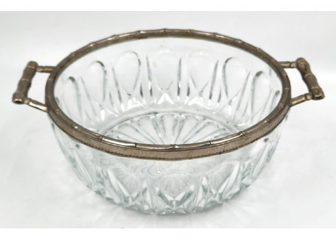 קערת זכוכית ישנה, בעלת שפה עשויה מתכת מצופה כסף מעוטרת בסגנון במבווואר