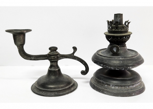 לוט של שני חפצי פיוטר ישנים: פמוט מעוצב ובסיס למנורת פרפין (עששית), שניהם חתומים