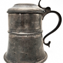 קנקן שיכר / בירה ישן בסגנון עתיק (Tankard), עשוי פיוטר, חתום