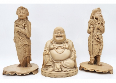 לוט של שלושה פסלים סיניים דקורטיביים עשויים חומר יצוק