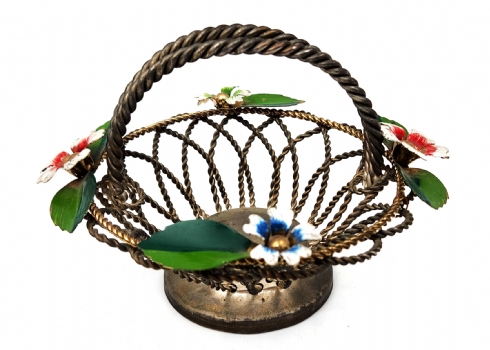 סלסילה ישנה, עשויה מתכת מצופה כסף, ומעוטרת בפרחים צבועי אמייל